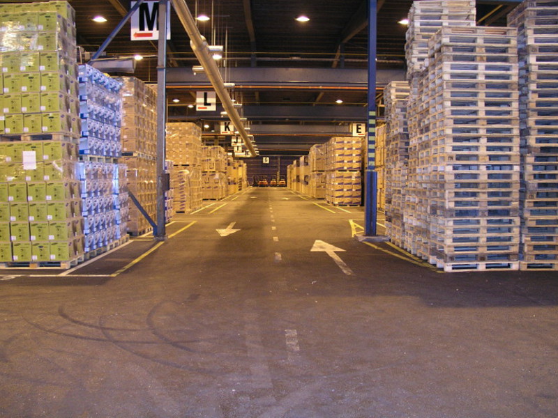 Interior de armazém com mercadorias organizadas