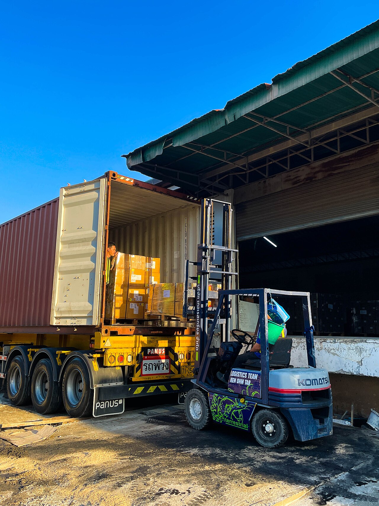 Empilhadeira carregando mercadorias em um armazém